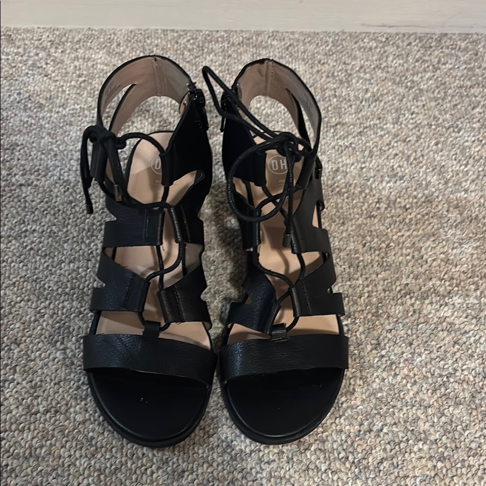 DENVER HAYES Black Lace-Up Sandals